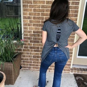 Twist-back tee shirt